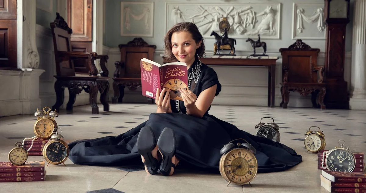 Les Sept Cadrans d’Agatha Christie : Netflix adapte un whodunit culte en janvier 2026 AAAAQYQcZM7gFffBs1Ud45A749EJItPP0LlyMcq5wjuY a1peVL9oOssdBfDAzUf5MewAsYggpnN2jjckiy9idctIu Zga8mJwquyag z2I AecfszdSOVAtYGbuGyZTUd9X b4TiG6zfc4jnDUTshpgU10X - Les Sept Cadrans d’Agatha Christie : Netflix adapte un whodunit culte en janvier 2026