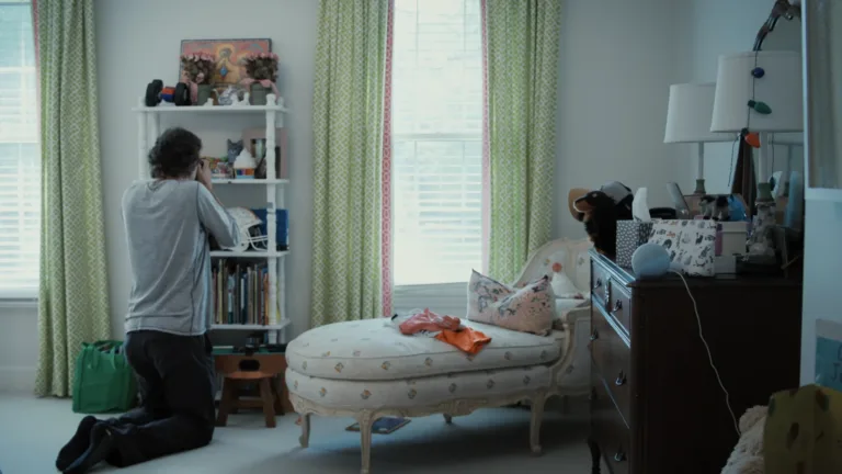 Toutes les chambres vides : un court-métrage-documentaire bouleversant qui regarde l’absence, en décembre sur Netflix