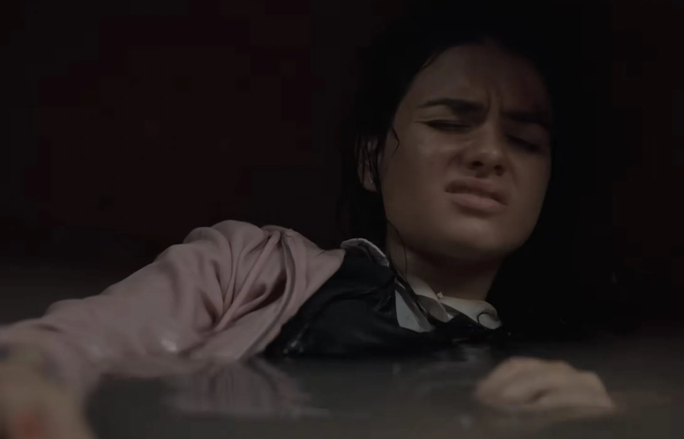 Capture decran 2025 12 22 a 16.14.58 - Netflix met en ligne L’alarme : sous les décombres, un huis clos scolaire sous tension