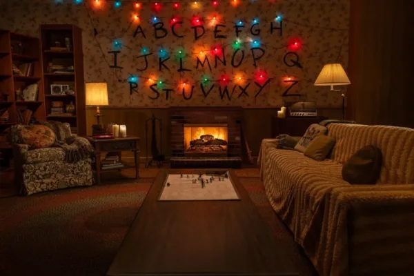 Disco Inferno - Court-métrage (Horreur) Netflix Yule Log Stranger Things 600x400 - Disco Inferno - Court-métrage (Horreur)