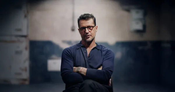 Buying London - Téléréalité (Saison 1) fabriziocorona universal base na 02 zxx 600x317 - Buying London - Téléréalité (Saison 1)