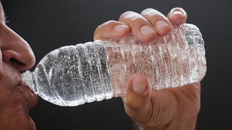 The Plastic Detox : le film Netflix qui enquête sur les perturbateurs endocriniens du quotidien