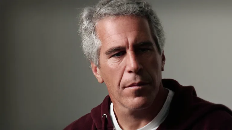 Jeffrey Epstein : Filthy Rich remonte dans le top 10 Netflix après les nouveaux rebondissements judiciaires