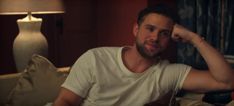 Le délicieux professeur V : qui est Leo Woodall, l’acteur vedette de la nouvelle série Netflix ?