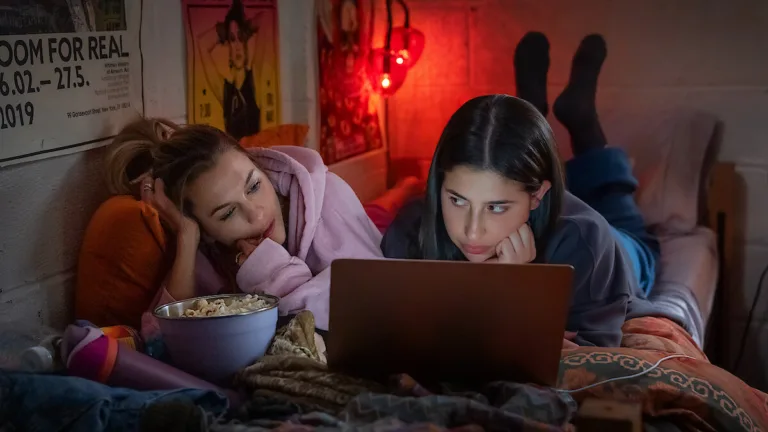 Roommates sur Netflix : qui figure au casting de cette comédie étudiante mise en ligne le 17 avril ?