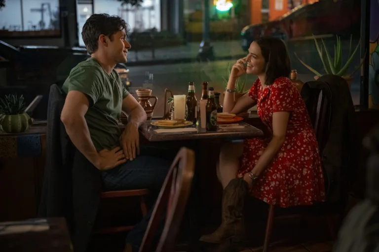 Si tu m’écoutes sur Netflix : Zoey Deutch revient dans une romance où les messages vocaux réveillent les cœurs