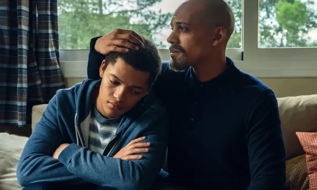 Sous ses yeux sur Netflix : cette série inspirée d’un meurtre réel raconte le combat d’un père et de son fils
