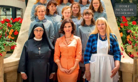 La bonne épouse débarque sur Netflix : Juliette Binoche dynamite l’école des femmes modèles