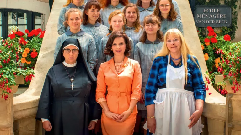 La bonne épouse débarque sur Netflix : Juliette Binoche dynamite l’école des femmes modèles