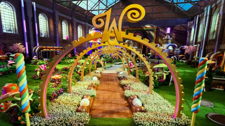 Le ticket d’or de Willy Wonka : Netflix transforme la chocolaterie de Willy Wonka en jeu grandeur nature !