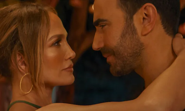 Office Romance sur Netflix : vraie histoire ou pure fiction pour Jennifer Lopez et Brett Goldstein ?