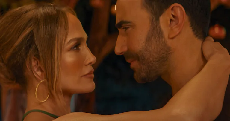 Office Romance sur Netflix : vraie histoire ou pure fiction pour Jennifer Lopez et Brett Goldstein ?