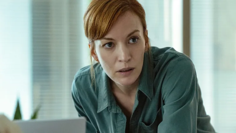 Sur tes traces sur Netflix : pourquoi le visage de Britt Lower ne vous est pas inconnu (casting)