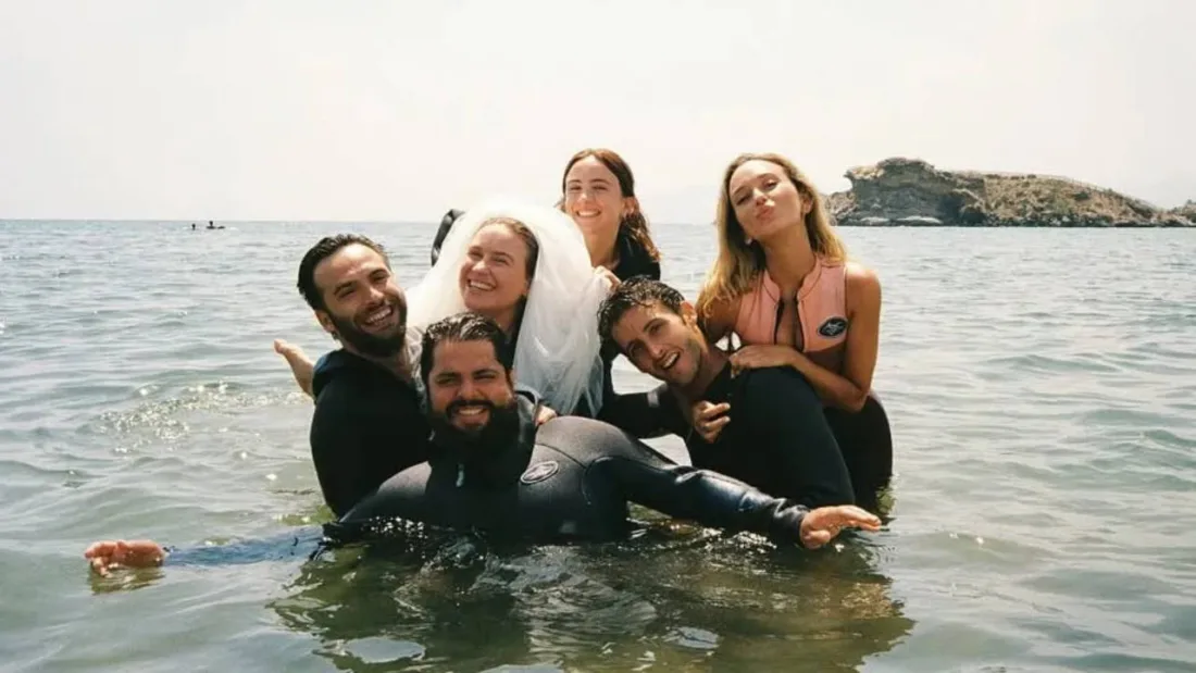 Le groupe d'amis de Toda la verdad de mis mentiras en caravane