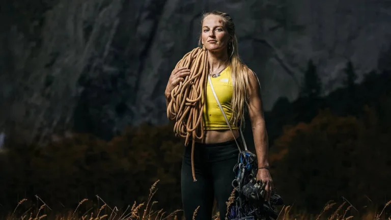 Emily Harrington en pleine ascension d'El Capitan dans le documentaire Girl Climber : Sans limite