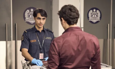 The Airport Chaplain saison 2 sur Netflix : y aura-t-il une suite avec Hugo Weaving ?