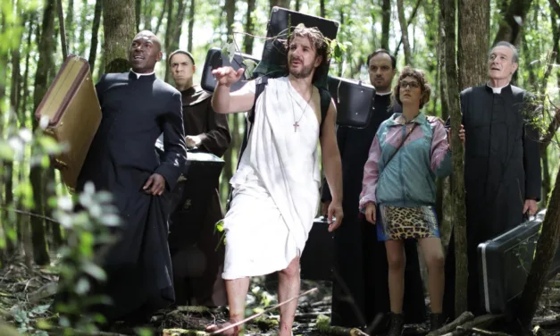 Christ(off) : Michaël Youn se glisse sous la soutane, la comédie débarque sur Netflix le 14 août