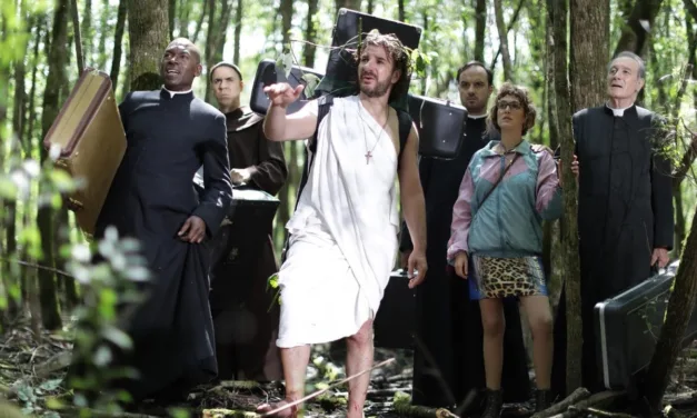 Christ(Off) débarque sur Netflix : Michaël Youn en faux curé et vrai imposteur