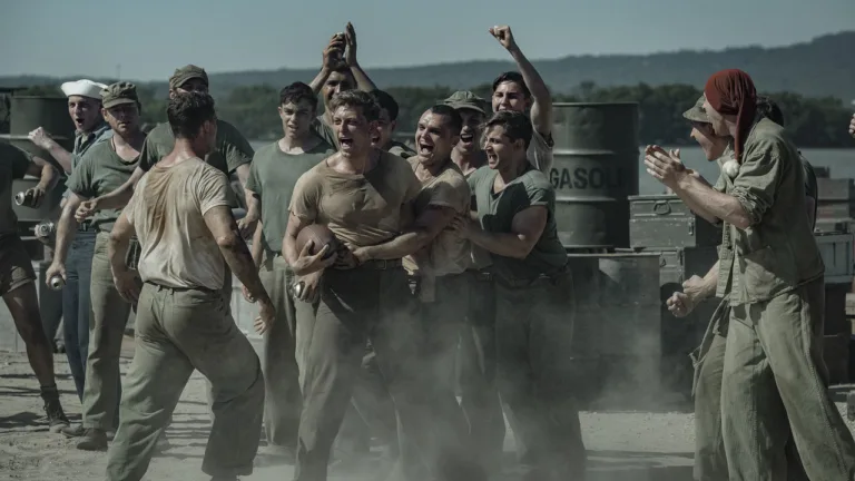 Nicholas Galitzine et Bill Skarsgård dans The Mosquito Bowl sur Netflix