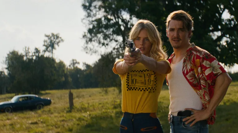 Samara Weaving et Kyle Gallner dans Carolina Caroline sur Netflix