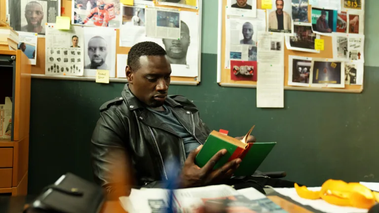 Omar Sy dans Lupin, exemple d'adaptation Netflix à succès en France
