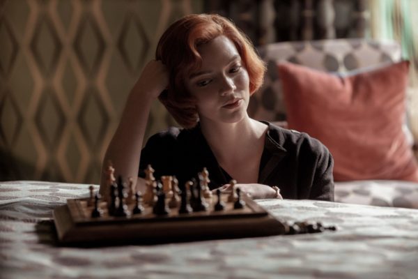 le jeu de la dame scaled 600x400 - Le jeu de la dame : tout sur la série qui rend les échecs glamours (Avis, saison 2, etc. )