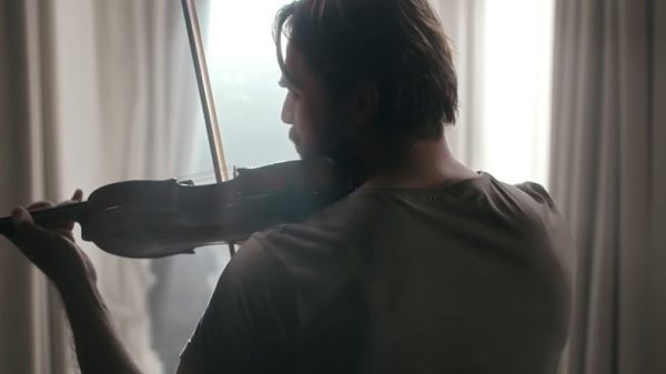 le violon de mon pere netflix2 600x337 - Le violon de mon père : un drame turc émouvant en ce moment sur Netflix (+avis)