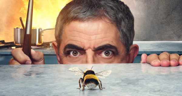 seul face à labeille 600x316 - Seul face à l'abeille : Rowan Atkinson (alias Mister Bean) à l'affiche d'une nouvelle série comique en juin sur Netflix (+ avis)