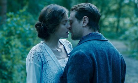 L’amant de Lady Chatterley : l’adaptation du roman avec Emma Corrin affole les internautes ! (Avis)