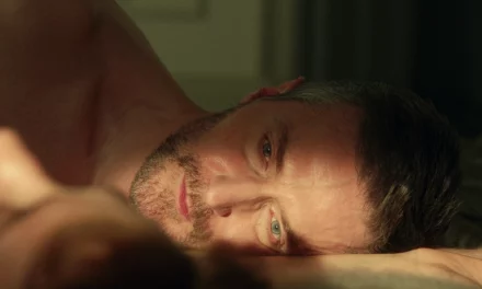 Obsession : la scène de l’oreiller a été improvisée par Richard Armitage (Série Netflix)
