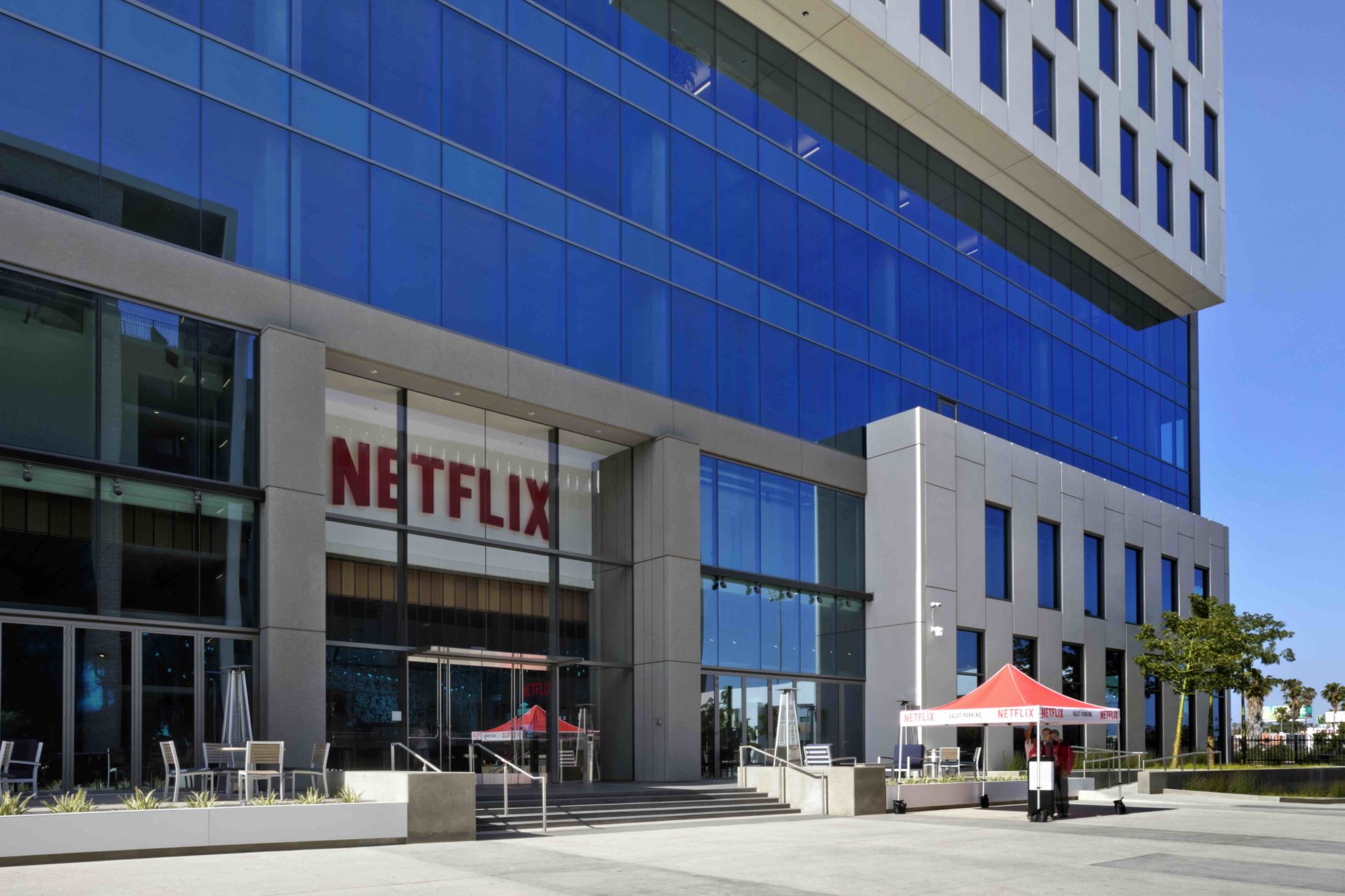 lahq 19 - Maisons Netflix : la plateforme de streaming voit en grand et s'apprête à ouvrir ses propres boutiques